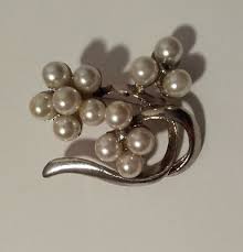 VINTAGE HIGH-END DESIGNER FAUX PEARLS FLOWER SILVER TONE PIN BROOCH | eBay