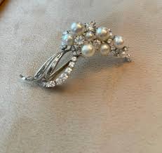 Elegant 18 K White Gold Brooch Diamond Akoya Pearls circa 1970 by Meister Zurich For Sale at 1stDibs