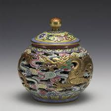 Qing Dynasty Qianlong Famille Rose Lidded Jar