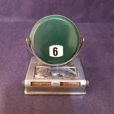 Antigo calendário de mesa todo em ferro dos anos 70, me