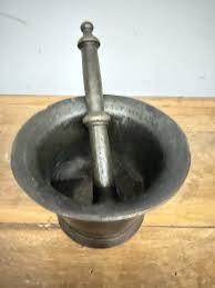 Umbrian mortar in bronze with pestle, 16th century | intOndo