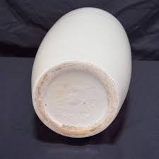 Beautiful Porcelain Vase (LR-DZ) | EstateSales.org