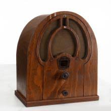 Sold at Auction: PHILCO JUNIOR MODEL 80 TABLETOP CATHEDRAL ...