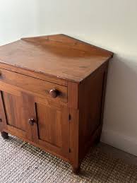 Cottage pine wash stand – Good Behavior