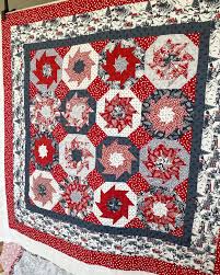 This stunning cyclone quilt, made by @robbie.c.groves, is in fact as amazing in person as it looks in this picture. Look at those points!! 👀 . Quilting Design: Scribble . . . #