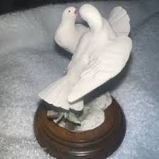 Giuseppe Armani | Accents | Giuseppe Armani Small Two White Kissing Doves With Wood Base | Poshmark