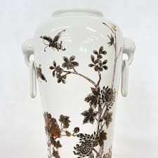 Ravissant vase en porcelaine japonaise Y T décoré à la main de fleurs luxuriantes à Hong Kong sur 1stDibs France
