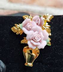 VINTAGE GOLD TONE SIGNED AVON KR PINK ROSES PIN BROOCH NIB ...