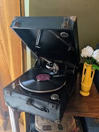 Columbia 1920s Picnic Gramophone, Wind up Columbia Viva ...