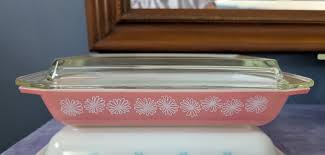 PYREX Pink Daisy Space Saver 548 Casserole w/Lid - 1.25 Qt