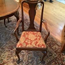 519 Vintage Hickory Chair Co. Queen Anne Style Mahogany Banded Dining Room Table with Leaves, Padding and 6 Chairs | EstateSales.org