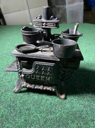 QUEEN Stove Miniature Cast Iron Toy Dollhouse Accessory Pots Skillet Sample vtg | eBay