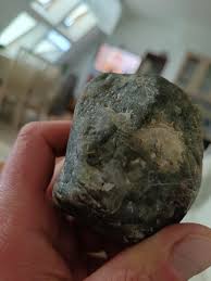 This piece is very heavy, it weighs about a kilogram I found ...