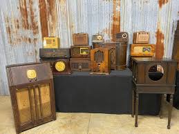 Lot - LOT OF VINTAGE RADIOS CABINETS