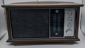 Vintage RCA Dual Speaker AM/FM Solid State Radio Walnut ...