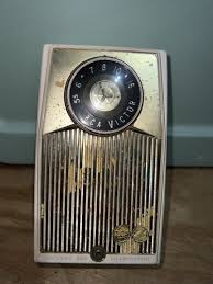 Vintage RCA Victor Deluxe All Transistor Radio Gold Impac ...