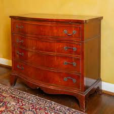 Lot - Hepplewhite-Style Mahogany Chest of Drawers