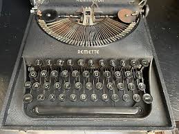 VINTAGE REMINGTON REM-ETTE PORTABLE TYPEWRITER PLUS CASE | eBay