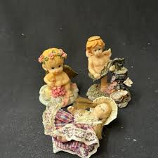 Lote bibelôs composto por três peças, sendo dois anjos em ...
