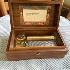 German Music Boxes Charivari With Heart, Edelweiss And Stags - Green German Cuckoo Clock