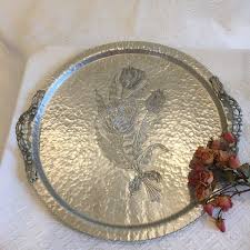 Bandeja de aluminio redonda vintage con manijas laterales con flores y trabajo abierto. Tulip Bouquet moldeado y grabado en el centro de la bandeja. - Etsy México