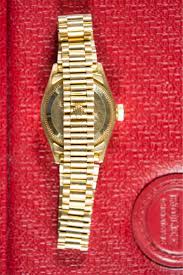 Lot - PETITE ROLEX OYSTER PERPETUAL DATEJUST WRISTWATCH