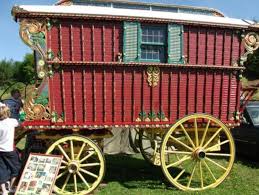 Benjamin Ze'ev 📚🎻🏺 on X: "This is a photoshopped image of a restored Romanichal (UK Romani subgroup) vardo. Not sure who made it purple or why. The 1984 date is off the