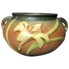 Similar Items to Roseville zepher lily No.671-4 jardiniere