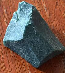 What is the identification of the rock that scratches glass and is approximately 32mm in length?