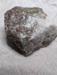 UV reactive Need help identifying : r/whatsthisrock