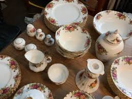 Royal Albert OLD COUNTRY ROSES SET OF 133 Pieces. Items are ...
