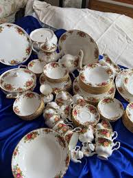 A Huge Vintage Royal Albert Old Country Roses China Set ...
