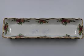 Lot - ROYAL ALBERT OLD COUNTRY ROSES SERVICE DISHES