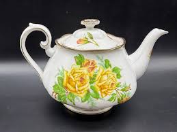 Royal Albert Tea Rose Medium Size Teapot (4 Cups Size) Bone ...