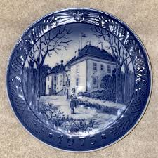 1975 Royal Copenhagen Porcelain The Queen's Christmas ...