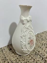 Vintage “The Cameo Ribbon” Bud Vase by Royal Heritage. 6 ...