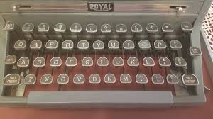 Vintage ROYAL QUIET DELUXE Portable Typewriter In Case EUC | eBay