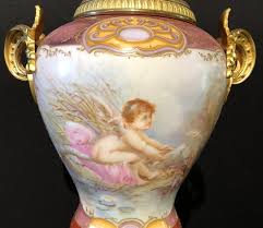 Jarrón urna giratorio de Sevres con doncella y querubín Pintura firmada Lingaand en venta en 1stDibs