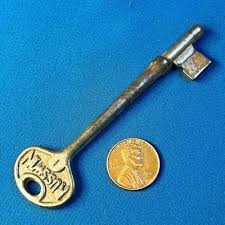 VINTAGE 3-1/2” “RUSSWIN” SKELETON KEY | EstateSales.org
