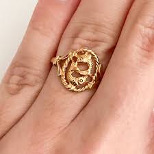 Vintage 1980's Pisces Zodiac Dainty Figural Ring — sororité.