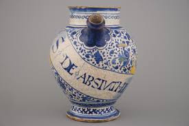 Chevrette de sirop en majolique d'Anvers du début, bleu et blanc et jaune, décor "sgraffiato", 1540-1580 - Rob Michiels Auctions