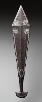 Sold at Auction: Massue cérémonielle qui présente un beau décor de motifs spiralés évoquant des yeux.
