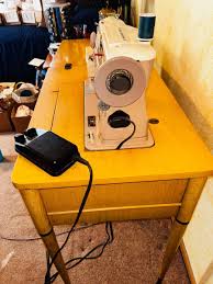 VINTAGE SINGER SEWING MACHINE IN CABINET | EstateSales.org