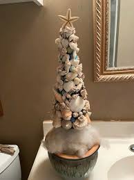 Create a substitute Christmas tree from seashells, snail ...