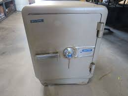 Sentry rolling 210 lb. safe - AAA Auction and Realty