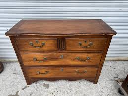 Vintage Hekman Walnut 4 Drawer Commode For Sale at 1stDibs