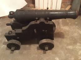 Hi, would anyone be able to help identify & date a small ...