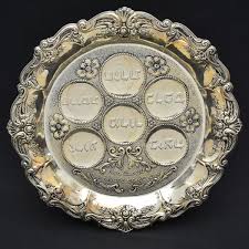 Berloque em ouro de baixo teor cravejado de pedras colo