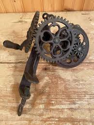 Sold at Auction: Cast Iron Heart Design Apple Peeler, Sinclair Scott, 10 x 5 x 9 in. (25.4 x 12.7 x 22.9 cm.)