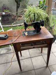 Antique Singer Sewing Machine With Table